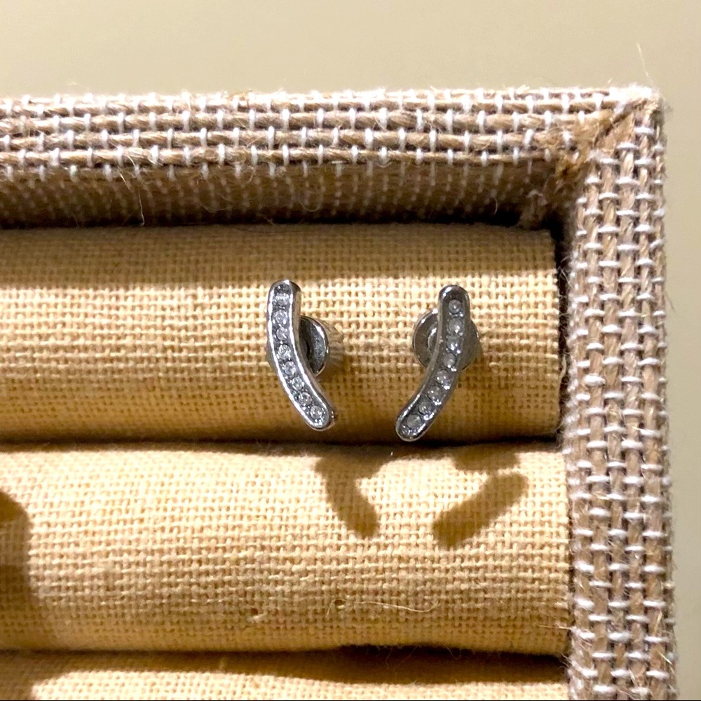 Curved bar stud earrings